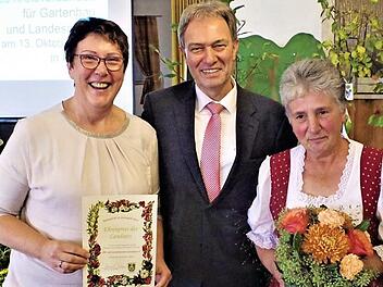 Den Ehrenpreis von Landrat Klaus Löffler konnte der Gartenbauverein Steinwiesen mit der Vorsitzenden Ingeborg Wich-Reif in Empfang nehmen. Von links: Zweite Vorsitzende Manuela Bienlein, Landrat Klaus Löffler und Vorsitzende Ingeborg Wich-Reif.  Fotos: Gerd Fleischmann