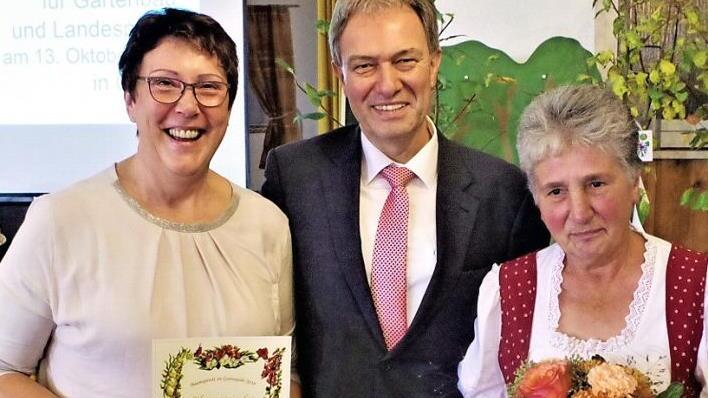 Den Ehrenpreis von Landrat Klaus Löffler konnte der Gartenbauverein Steinwiesen mit der Vorsitzenden Ingeborg Wich-Reif in Empfang nehmen. Von links: Zweite Vorsitzende Manuela Bienlein, Landrat Klaus Löffler und Vorsitzende Ingeborg Wich-Reif.  Fotos: Gerd Fleischmann