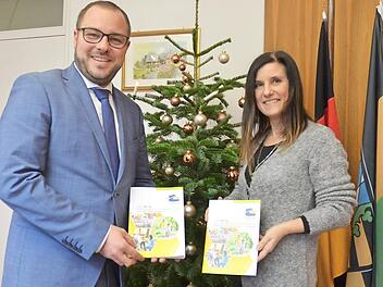 Landrat Sebastian Straubel und Aufgabenbereichsleiterin Anja Zietz präsentieren den neuen Wegweiser für Senioren. Foto: Rainer Lutz2