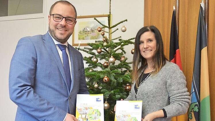 Landrat Sebastian Straubel und Aufgabenbereichsleiterin Anja Zietz präsentieren den neuen Wegweiser für Senioren. Foto: Rainer Lutz2