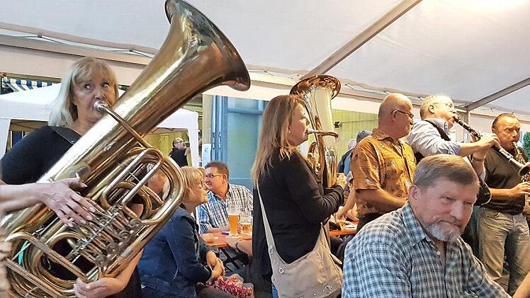 Das Freie Fränkische Bierorchester war in den Festzelten der Region zuhause - damit ist nun Schluss.  Foto: Hans Franz