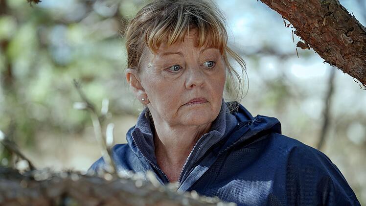 Die Gerichtsmedizinerin Ewa (Inger Nilsson) am Leichenfundort. F&uuml;r Kommissar Anders war sie immer eine zuverl&auml;ssige Kollegin.