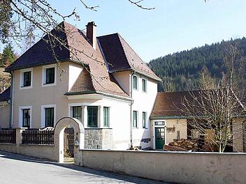 Das Forsthaus Thomasmühle wurde vor 100 Jahren am Fuße des Schloßbergs gebaut und dient noch heute als Sitz für einen Forstbeamten. Foto: Michael Wunder