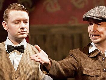 Ein gelungenes Debüt als "Freistaat"-Zeremonienmeister feiert Stephan Ignanz (rechts). Mit einer jungen Schar an Mitwirkenden verwandelt er die Bühne der Reithalle in das "Cabaret Sauvignon" (links im Bild: Florian Wohl). Fotos: Jochen Berger