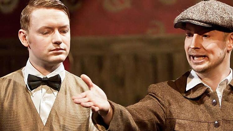 Ein gelungenes Debüt als "Freistaat"-Zeremonienmeister feiert Stephan Ignanz (rechts). Mit einer jungen Schar an Mitwirkenden verwandelt er die Bühne der Reithalle in das "Cabaret Sauvignon" (links im Bild: Florian Wohl). Fotos: Jochen Berger