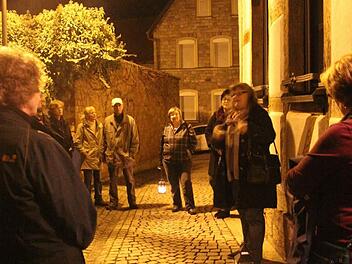 Christiane Schmid führt Besucher durch die Altstadtgassen.Fotos: Angelika Silberbach