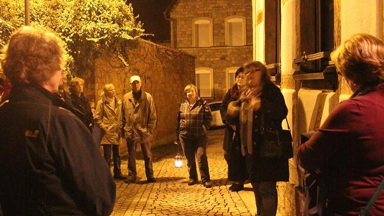 Christiane Schmid führt Besucher durch die Altstadtgassen.Fotos: Angelika Silberbach
