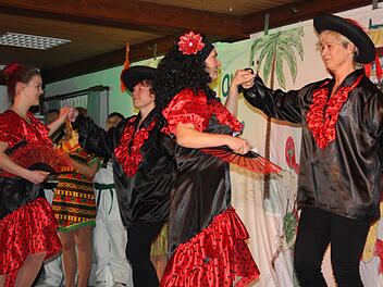 Beim Gaudiabend des "wilden Haufens" waren viele Länder vertreten: Schottland, Hawaii, Brasilien, Spanien und Japan.  Fotos: Sonja Werner