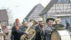 Die Faschingsband darf beim Umzug nicht fehlen.
