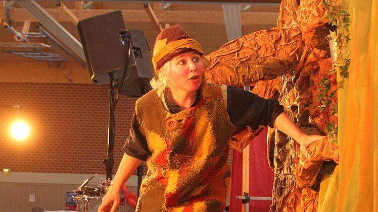 Ihr Freund, der Baum, hielt Xirxe manchmal von tollpatschigen Taten zurück. Fotos: Günther Geiling