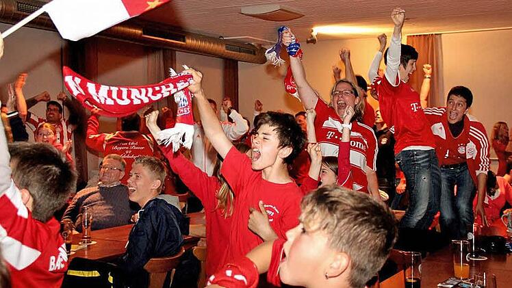 Den Sieg des FC Bayern im Champions-League-Finale 2013 bejubelten die Fanclub-Mitglieder gemeinsam. Fotos: Johanna Blum