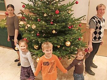 Feiern Weihnachten in Vierzehnheiligen: (von links) Tetiana, Sofia, Nikita, Darina und Zakhar Foto: Markus Häggberg