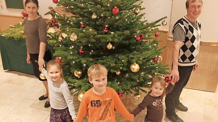 Feiern Weihnachten in Vierzehnheiligen: (von links) Tetiana, Sofia, Nikita, Darina und Zakhar Foto: Markus Häggberg