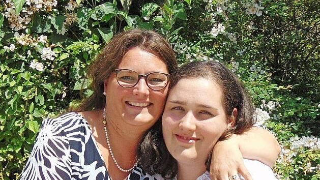 Dagmar Bürzle (l.) ist wie eine zweite Mutter für Szuszanna Suta.  Foto: Petra Malbrich