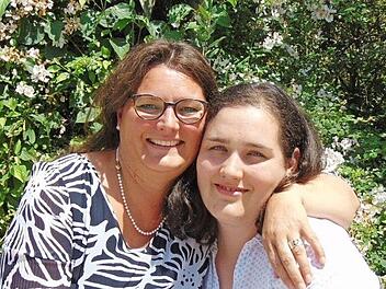 Dagmar Bürzle (l.) ist wie eine zweite Mutter für Szuszanna Suta.  Foto: Petra Malbrich
