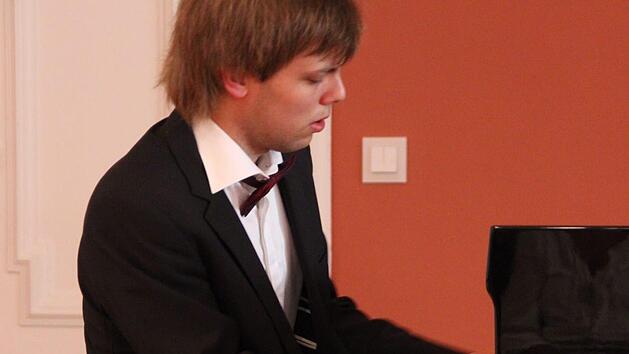 Timofey Dolya am Steingraeber-Flügel Foto: Katharina Müller-Sanke