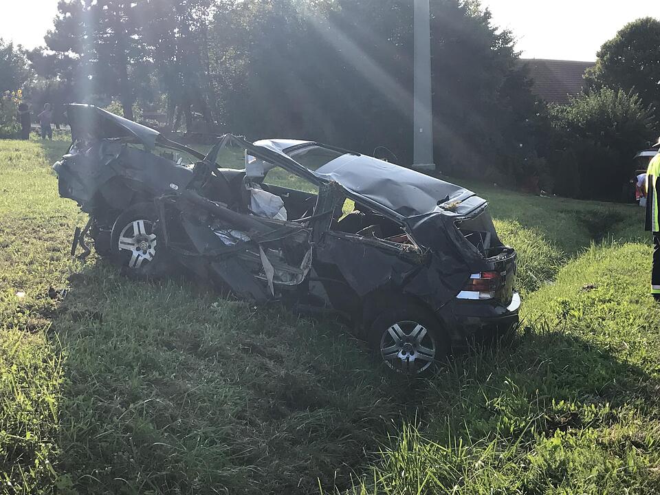 Schmerldorf: 20-Jähriger bei Unfall aus Auto geschleudert und schwerst verletzt