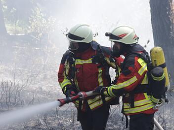 Die Feuerwehr war in Zips (Kreis Bayreuth) mit sechs Fahrzeugen vor Ort. Der Kampf gegen die Flammen dauerte drei Stunden. Foto: Zeilmann/News5