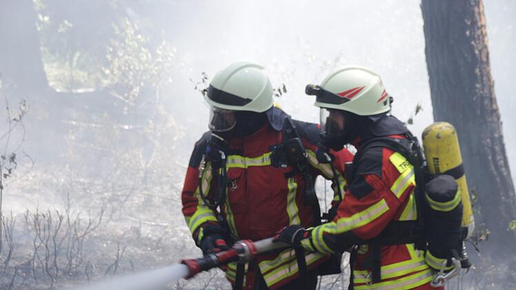 Die Feuerwehr war in Zips (Kreis Bayreuth) mit sechs Fahrzeugen vor Ort. Der Kampf gegen die Flammen dauerte drei Stunden. Foto: Zeilmann/News5