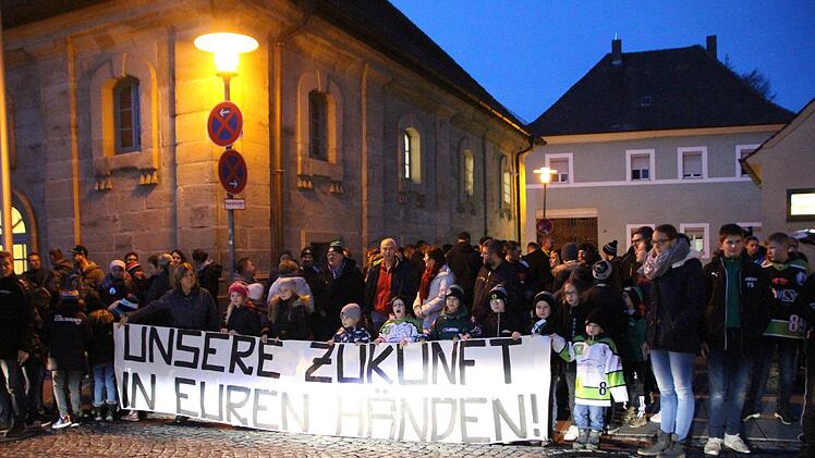 Junge und ältere Eissportfreunde warben vor der Stadtratssitzung für ihr Ziel.  Foto: Andreas Dorsch