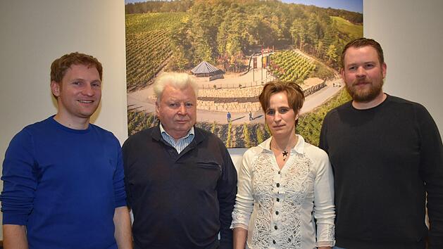 Der Vorsitzende Lorenz Neder (von links) und der 2. Vorsitzende, Sebastian Greubel (rechts) des Weinbauvereins Ramsthal ehrte Heribert M&uuml;ller und Petra Schaub.  Foto: Andreas Lomb