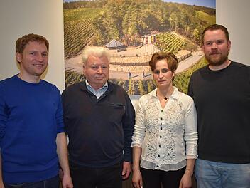 Der Vorsitzende Lorenz Neder (von links) und der 2. Vorsitzende, Sebastian Greubel (rechts) des Weinbauvereins Ramsthal ehrte Heribert Müller und Petra Schaub.  Foto: Andreas Lomb