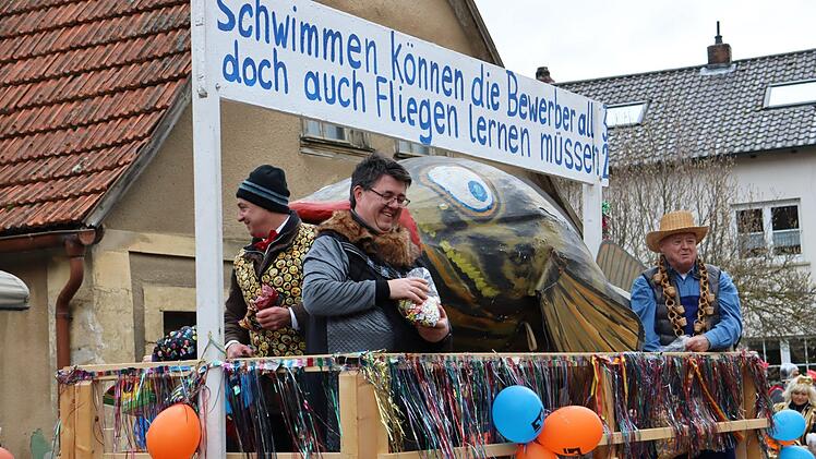 Auf dem Bürgermeisterwagen fuhr der riesige "Kaulhaaz" mit.Roland Dietz