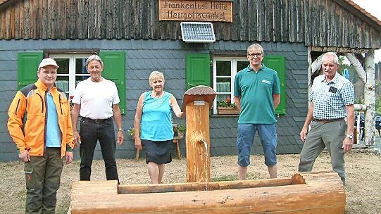 Das Areal um die Wanderhütte am Herrgottswinkel bei Wallenfels hat eine neue Brunnenanlage erhalten. Unser Bild zeigt das Schmuckstück mit (von links) Revierleiter Alexander Schmitt, Vorsitzendem Josef Schlee, Hüttenwirtin Hilde Gleich, Forstwirt ...