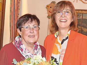Ottilie Bischoff (links) wurde f&uuml;r 25-j&auml;hrige Treue und Mitarbeit beim Kapellenbauverein Burggrub durch Vorsitzende Angelika Rosenbauer-Chukwu ausgezeichnet.