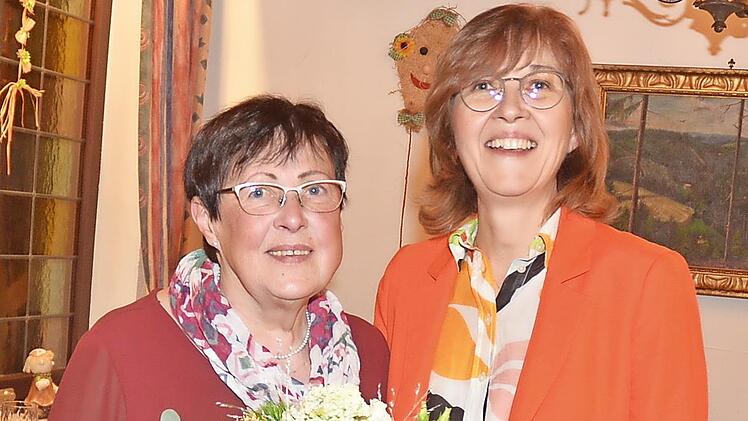 Ottilie Bischoff (links) wurde f&uuml;r 25-j&auml;hrige Treue und Mitarbeit beim Kapellenbauverein Burggrub durch Vorsitzende Angelika Rosenbauer-Chukwu ausgezeichnet.