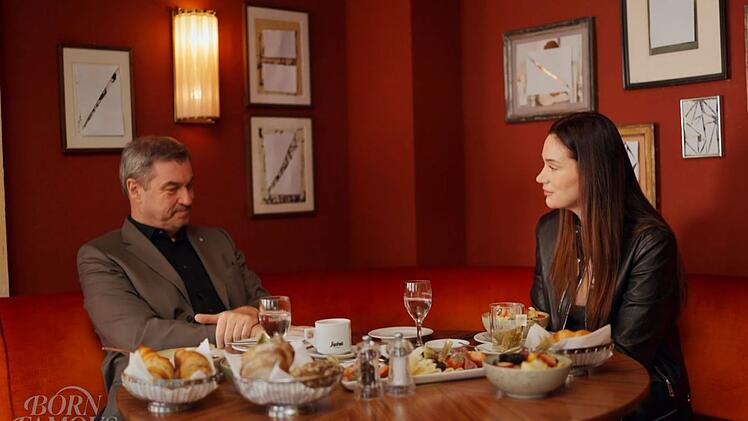 Gloria-Sophie Burkandt stellt Markus S&ouml;der in "Born Famous" ihr neustes Projekt vor.