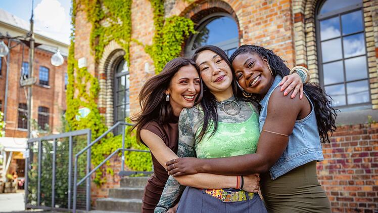 Halten gut zusammen (von links): Nandia Siada als Sara, Hee Soo Sabrina Sch&uuml;tte als Janni und Charice Firmino als Karla.