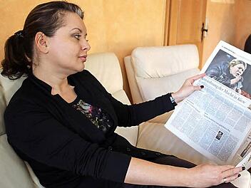 Olga Gräbner informiert sich über die Lage in der Ukraine aus der Tageszeitung und durch Telefonate mit Verwandten.  Foto: Friedwald Schedel