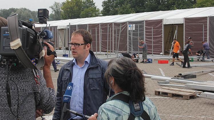 Erlangens Oberbürgermeister Florian Janik informiert die Medien über den aktuellen Stand in Sachen Asylbewerber.Fotos: Max Kaltenhäuser