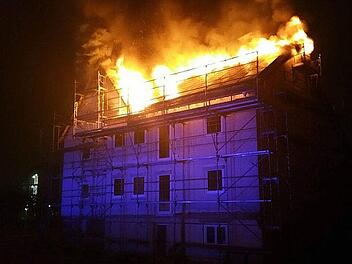 Geschätzte 150 000 Euro Sachschaden entstanden am Dienstagmorgen beim Brand eines derzeit leer stehenden Hauses in Michelau.  Foto: Nancy Riederer