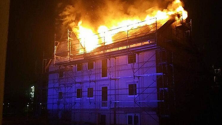 Geschätzte 150 000 Euro Sachschaden entstanden am Dienstagmorgen beim Brand eines derzeit leer stehenden Hauses in Michelau.  Foto: Nancy Riederer