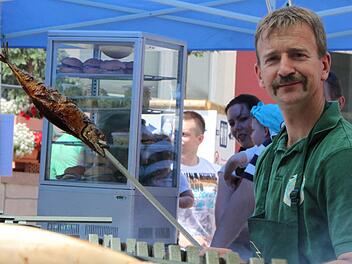 Am Stand der Fischer in der Altstadt war einiges los - allerdings kam der Verkauf erst am Sonntag so richtig in Fahrt. Foto: Ulrike Müller