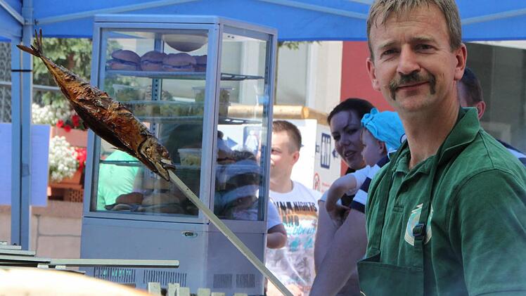 Am Stand der Fischer in der Altstadt war einiges los - allerdings kam der Verkauf erst am Sonntag so richtig in Fahrt. Foto: Ulrike Müller