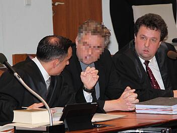 Im Gerichtssaal: Der Hauptangeklagte, links sein Verteidiger Walter Bagnoli, Hof, rechts Rechtsanwalt Stephan Schreiber, Selb. Foto: Stephan Tiroch