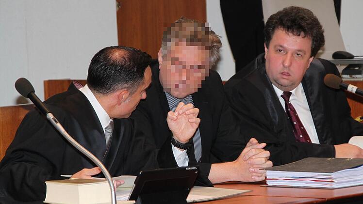 Im Gerichtssaal: Der Hauptangeklagte, links sein Verteidiger Walter Bagnoli, Hof, rechts Rechtsanwalt Stephan Schreiber, Selb. Foto: Stephan Tiroch