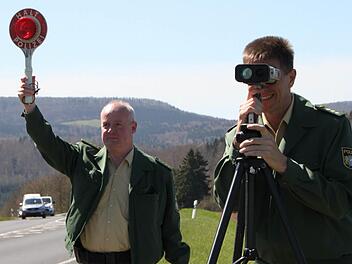 Autofahrer, aufgepasst! Jochen Morell schwingt die Kelle, während sein Kollege Reinhard Kuklinski an der Laser-Pistole ausharrt. Foto: Ulrike Müller