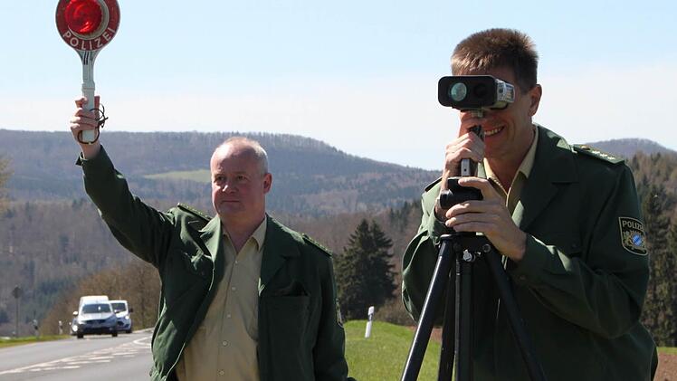 Autofahrer, aufgepasst! Jochen Morell schwingt die Kelle, während sein Kollege Reinhard Kuklinski an der Laser-Pistole ausharrt. Foto: Ulrike Müller