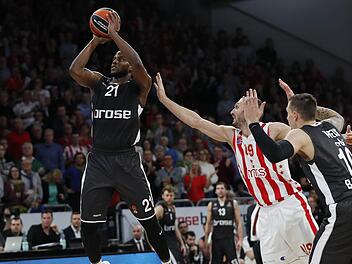 Darius Miller (Mitte) von Brose Bamberg im Hinspiel gegen Roter Stern Belgrad in der Brose Arena in Bamberg. Foto: Daniel L&ouml;b