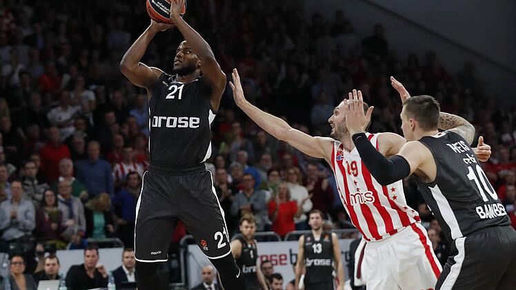 Darius Miller (Mitte) von Brose Bamberg im Hinspiel gegen Roter Stern Belgrad in der Brose Arena in Bamberg. Foto: Daniel L&ouml;b