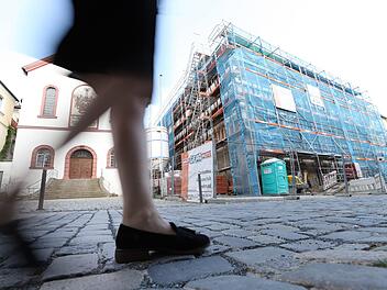 Findet sich ein Mieter für das entstehende Eckgeschäft in der Amtsgerichtsstraße 16, könnte es kommendes Jahr wieder möglich sein, in der Oberen Stadt Lebensmittel einzukaufen. Foto: Marian Hamacher
