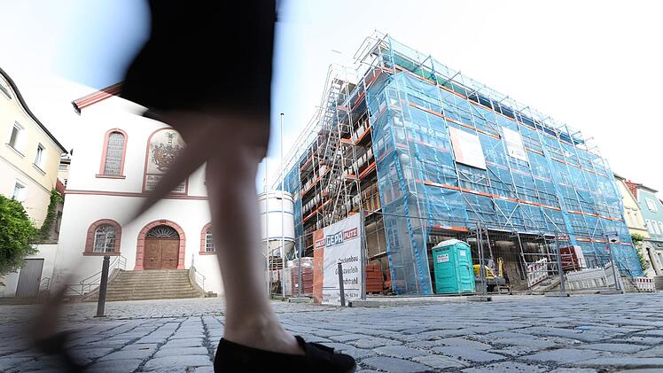 Findet sich ein Mieter für das entstehende Eckgeschäft in der Amtsgerichtsstraße 16, könnte es kommendes Jahr wieder möglich sein, in der Oberen Stadt Lebensmittel einzukaufen. Foto: Marian Hamacher