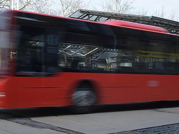 Unfall im Kreis Ansbach: Schulbus &uuml;berrollt jungen Sch&uuml;ler