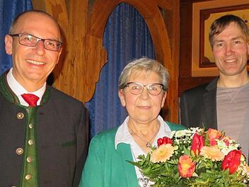Den Ehrenkrug des Kreisverbands erhielt Annemarie Scheumann von den Gartenfreunden Arnstein. Ihr gratulierten Landrat Christian Meißner (links) und Kreisfachberater Michael Stromer. Foto: Monika Schütz