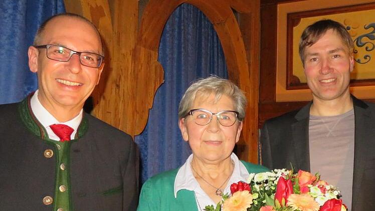 Den Ehrenkrug des Kreisverbands erhielt Annemarie Scheumann von den Gartenfreunden Arnstein. Ihr gratulierten Landrat Christian Meißner (links) und Kreisfachberater Michael Stromer. Foto: Monika Schütz