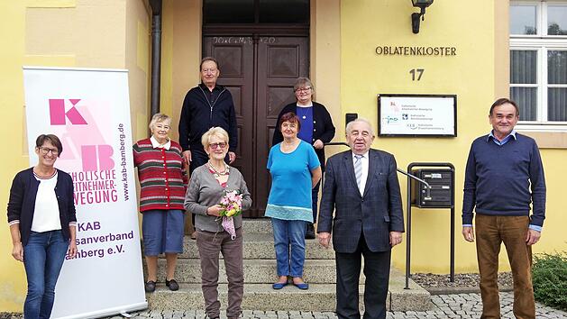 Gabriele Zeuß (vorne, Zweite von links) vollendete ihr 80. Lebensjahr. Im Rahmen einer Sitzung dankte ihr die Kreisverbands-Vorstandschaft unter Vorsitz von Günter Romig (rechts).  Foto: Heike Schülein